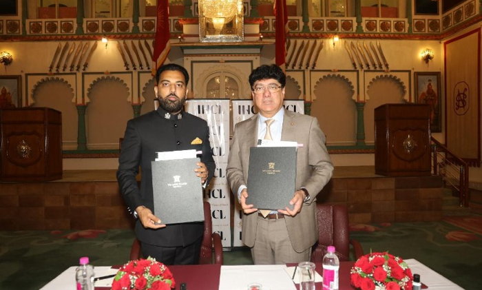De izquierda a derecha: Maharaj Kumar Lakshyaraj Singh Mewar de Udaipur, Director Ejecutivo, The Lake Palace Hotels & Motels Pvt. Ltd y el Sr. Puneet Chhatwal, MD y CEO, IHCL.