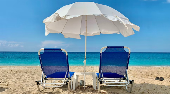 Zwei Stühle am Strand – Unsplash