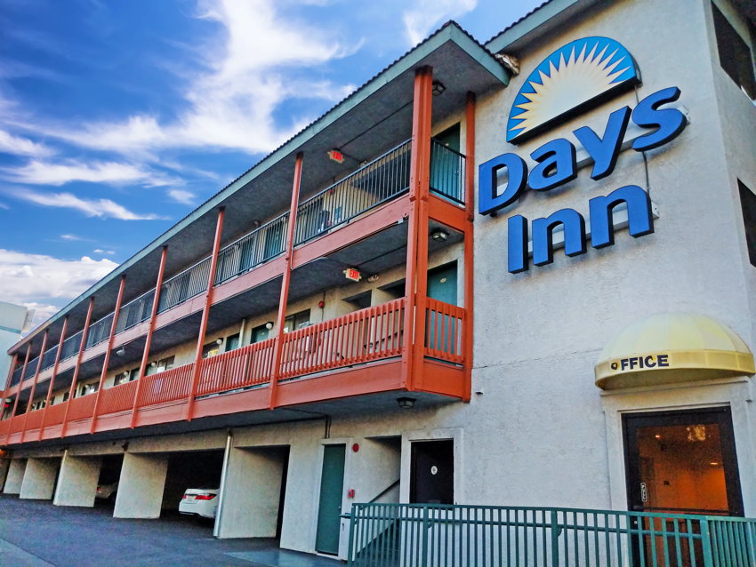 Hotel Days Inn by Wyndham junto a Disneyland en Anaheim, CA - Exterior
