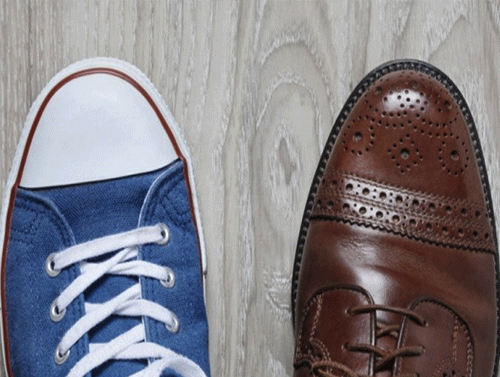 Una zapatilla y un zapato de cuero - Source Puzzle Partner