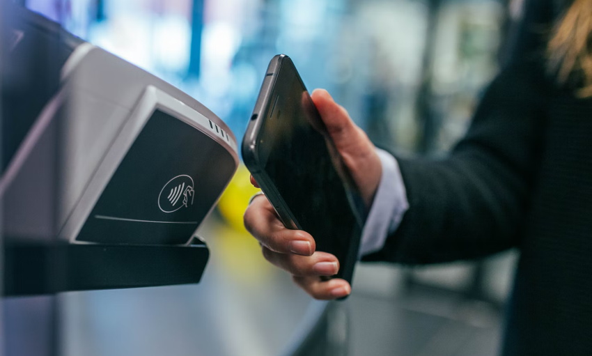 Mobile payment with payment terminal.  The picture was taken by Jonas Leupe