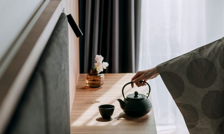 Ein Server gießt Tee ein - Quelle Nobu Hospitality