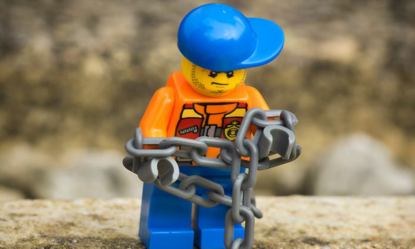 Figura Lego encadenada - Unsplash