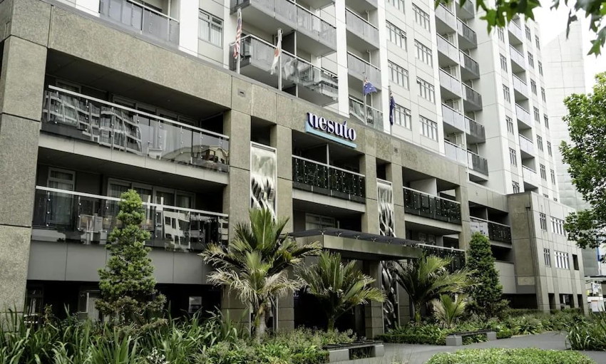 Nesuto Stadium Hotel and Apartments – Außenansicht